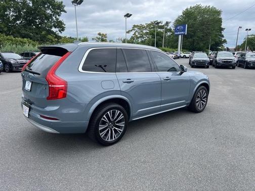 2022 Volvo XC90 T6 Momentum 7 Passenger