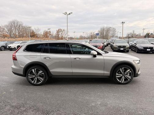 2025 Volvo V60 Cross Country B5 Plus