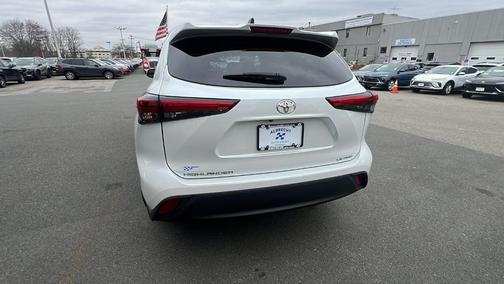 Wind Chill Pearl 2022 Toyota Highlander LE