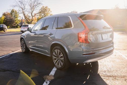 2022 Volvo XC90 T6 Momentum 7 Passenger