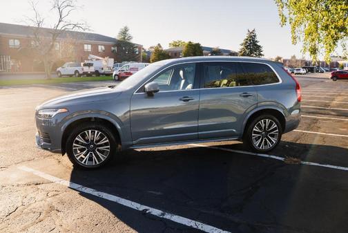 2022 Volvo XC90 T6 Momentum 7 Passenger