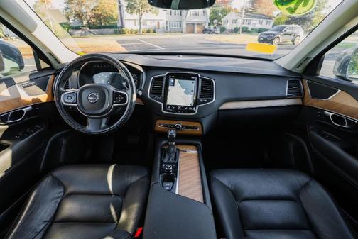 2022 Volvo XC90 T6 Momentum 7 Passenger