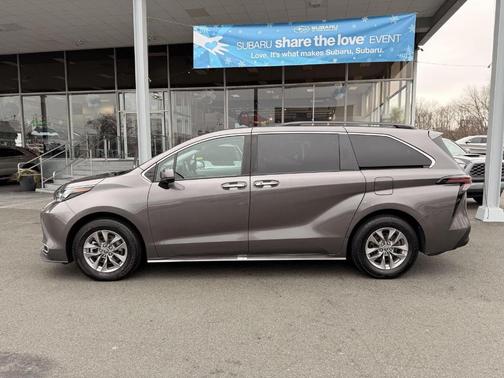 2024 Toyota Sienna XLE