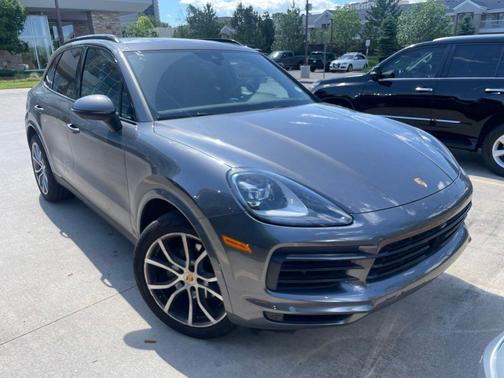 Quartzite Metallic 2019 Porsche Cayenne Cayenne