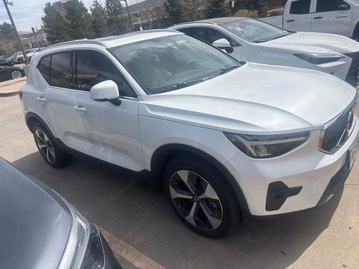 Crystal White Metallic 2023 Volvo XC40 B5 Plus Bright Theme