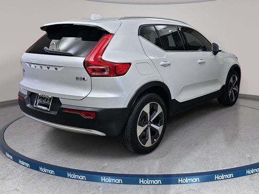 Crystal White Metallic 2023 Volvo XC40 B5 Plus Bright Theme