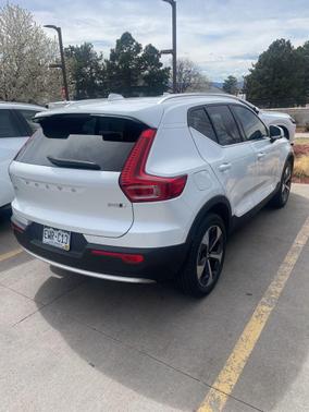 Crystal White Metallic 2023 Volvo XC40 B5 Plus Bright Theme