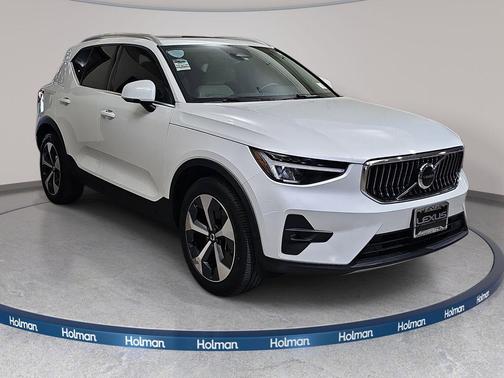 Crystal White Metallic 2023 Volvo XC40 B5 Plus Bright Theme