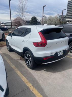 Crystal White Metallic 2023 Volvo XC40 B5 Plus Bright Theme