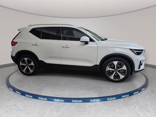 Crystal White Metallic 2023 Volvo XC40 B5 Plus Bright Theme