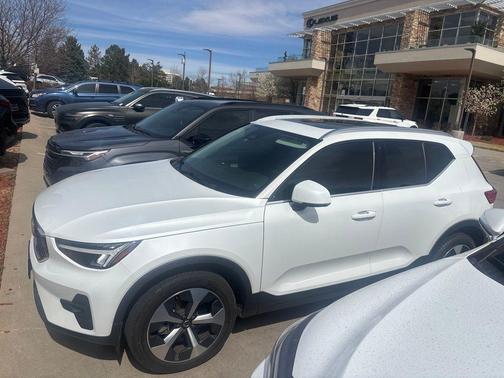 Crystal White Metallic 2023 Volvo XC40 B5 Plus Bright Theme