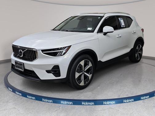 Crystal White Metallic 2023 Volvo XC40 B5 Plus Bright Theme