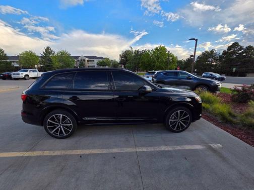 Mythos Black Metallic 2022 Audi Q7 55 Premium Plus