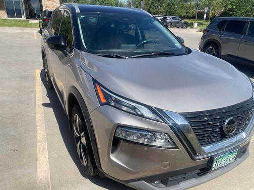 Champagne Silver Metallic/Super Black 2021 Nissan Rogue SL