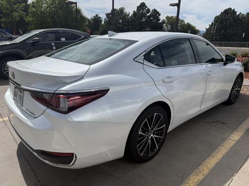2023 Lexus ES 300h Base