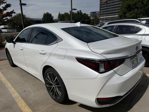 2023 Lexus ES 300h Base