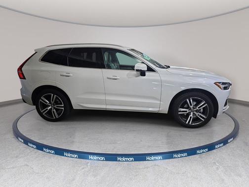 Crystal White Metallic 2021 Volvo XC60 T5 Momentum