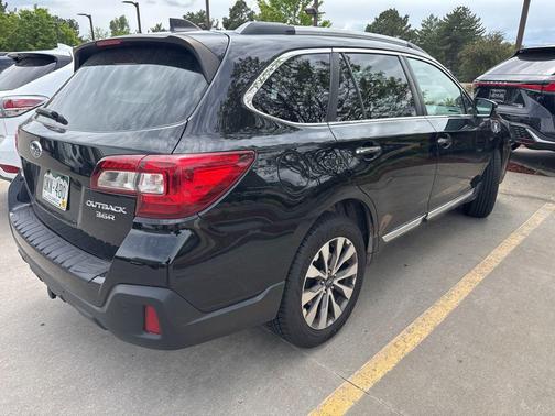 Crystal Black Silica 2018 Subaru Outback 3.6R Touring
