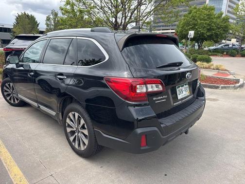 Crystal Black Silica 2018 Subaru Outback 3.6R Touring