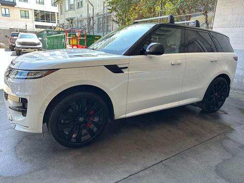 Ostuni Pearl White Premium Metallic 2025 Land Rover Range Rover Sport SE