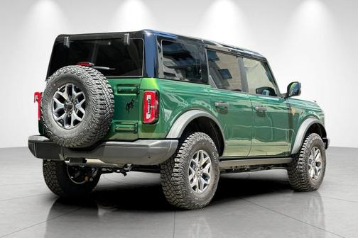ERUPTION GREEN METALLIC 2025 Ford Bronco Badlands