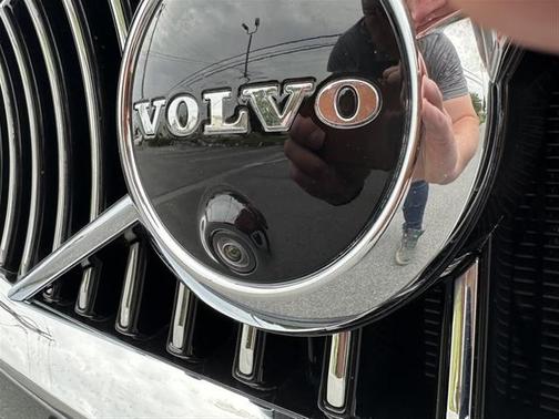 2020 Volvo XC90 T6 Momentum