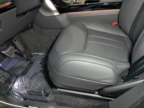 2025 Land Rover Range Rover P530 SE 7 Seat