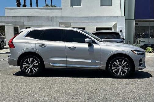 Silver Dawn 2023 Volvo XC60 Plus