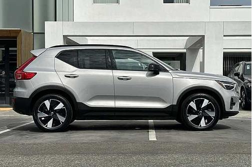 Silver Dawn 2024 Volvo XC40 Core