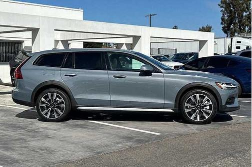 2024 Volvo V60 Cross Country 