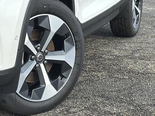 2025 Volvo XC40 B5 Plus Bright Theme