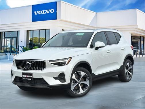 2025 Volvo XC40 B5 Plus Bright Theme