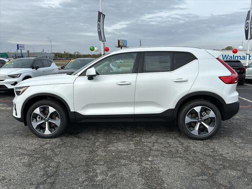 2025 Volvo XC40 B5 Plus Bright Theme
