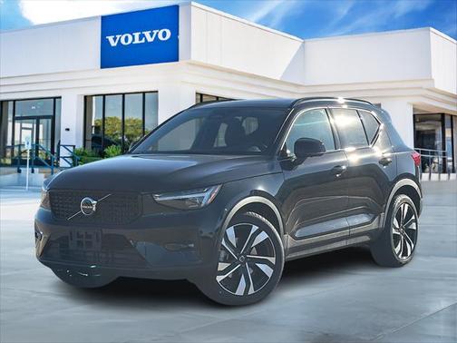 2025 Volvo XC40 B5 Ultra Dark Theme