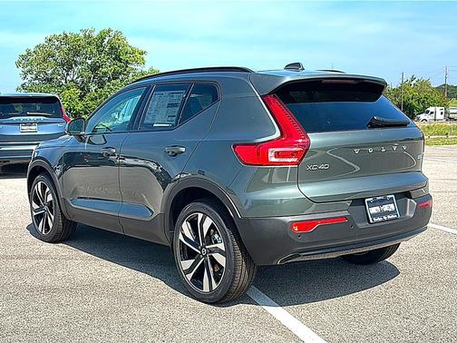 Forest Lake 2026 Volvo XC40 Plus, B5 AWD Gas (mild hybrid), Dark