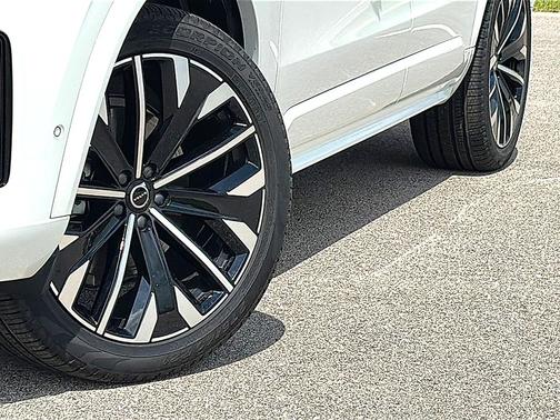 Crystal White Pearl 2026 Volvo XC90 B6 Ultra Dark Theme 6-Seater