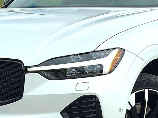 Crystal White Metallic 2026 Volvo XC60 B5 Plus