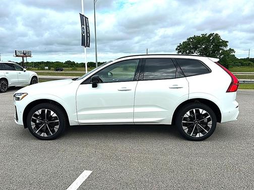 Crystal White Metallic 2026 Volvo XC60 B5 Plus