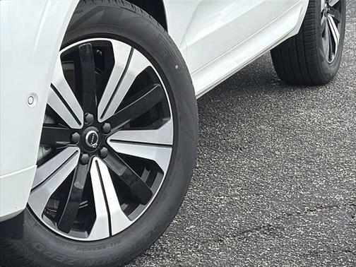 2024 Volvo XC60 Recharge Plug-In Hybrid T8 Plus Dark Theme
