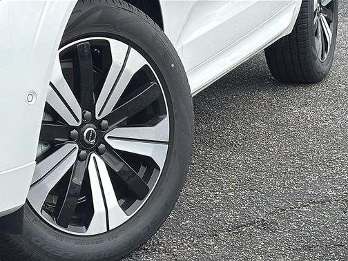 2024 Volvo XC60 Recharge Plug-In Hybrid T8 Plus Dark Theme