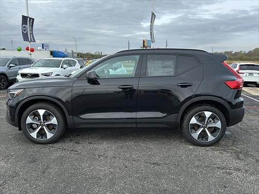 2025 Volvo XC40 B5 Plus Dark Theme