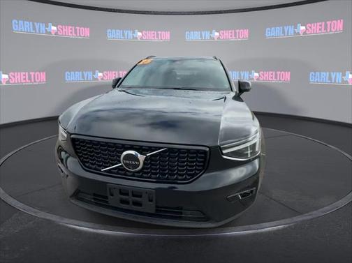 2025 Volvo XC40 B5 Plus Dark Theme