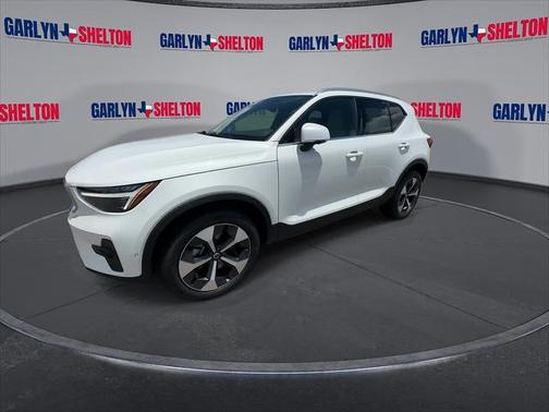 2025 Volvo XC40 B5 Plus Bright Theme