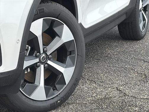 2025 Volvo XC40 B5 Plus Bright Theme