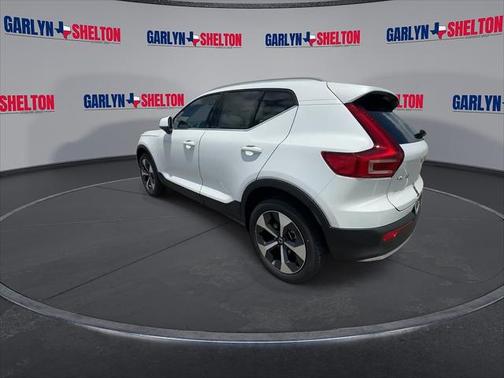 2025 Volvo XC40 B5 Plus Bright Theme