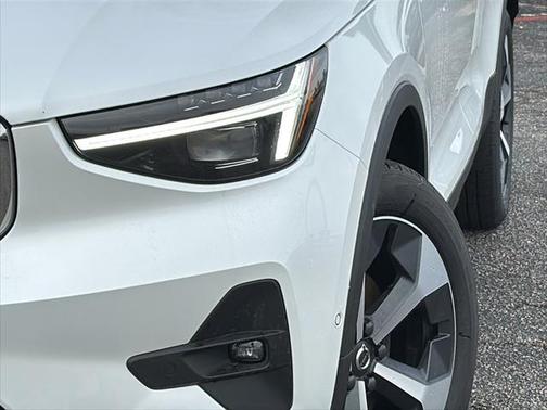 2025 Volvo XC40 B5 Plus Bright Theme