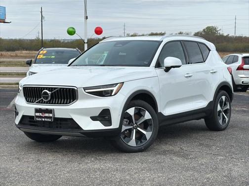 2025 Volvo XC40 B5 Plus Bright Theme