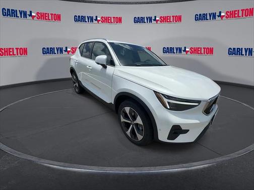 2025 Volvo XC40 B5 Plus Bright Theme