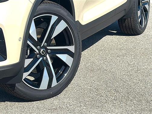 Sand Dune Metallic 2026 Volvo XC40 Ultra, B5 AWD Gas (mild hybrid), Dark