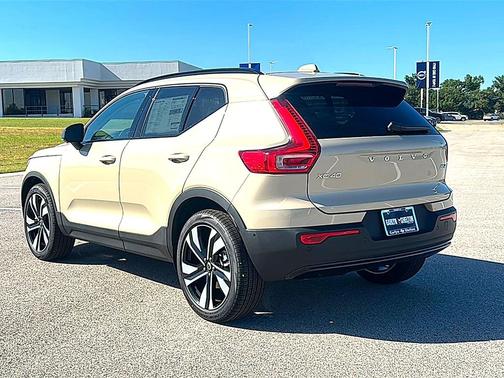 Sand Dune Metallic 2026 Volvo XC40 Ultra, B5 AWD Gas (mild hybrid), Dark